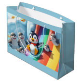 Pinguin spielt auf einer Rutsche Große Geschenktüte (Rückseite Schrägansicht)