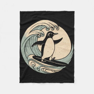 Pinguin surft auf Surfbrett  Fleecedecke