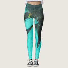 Pinguin taucht in blaues Wasser auf Leggings