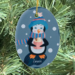 Pinguin trinken heißen Kakao personalisierte Ornam Keramik Ornament<br><div class="desc">Niedliche Weihnachtsschmuck mit einem skurrilen Pinguin,  der eine Tasse heißen Kakao trinkt. Personalisieren Sie es mit einem Namen. © ArianeC Illustrations-Alle Rechte vorbehalten</div>