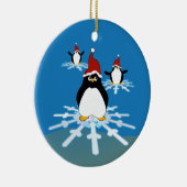 Pinguine auf einer Schneeflocke Keramik Ornament (Rechts)