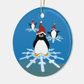 Pinguine auf einer Schneeflocke Keramik Ornament (Links)