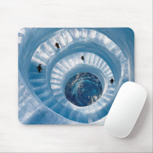 Pinguine auf einer spiralförmigen Eisbergtreppe Mousepad