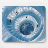 Pinguine auf einer spiralförmigen Eisbergtreppe Mousepad (Vorne)