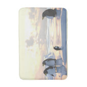 Pinguine, die auf einer Eisscholle abkühlen Badematte (Vorderseite Vertikal)