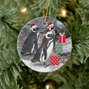 Pinguine, die einen Urlaub in Roten Weihnachtsmann Keramik Ornament