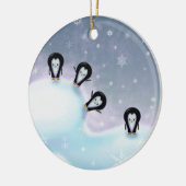 Pinguine, die Weihnachtsschmuck genießen (Links)
