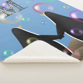 Pinguine halten Flossen und beobachten Blasen Sherpadecke (3/4)