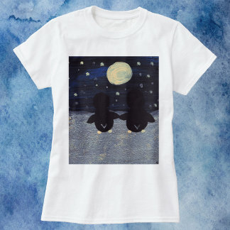 Pinguine halten Hände im Schnee durch das Mondlich T-Shirt