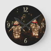 Pinguine Holiday Light Display Runde Wanduhr (Vorderseite)