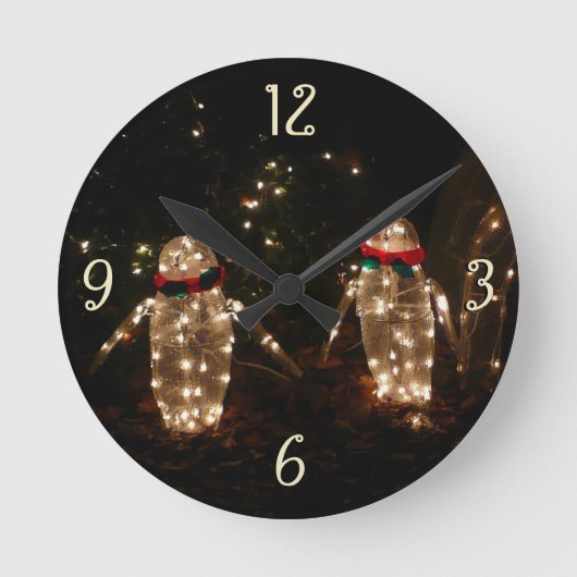 Pinguine Holiday Light Display Runde Wanduhr (Vorderseite)