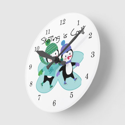 Pinguine Skaten ist Cool Runde Wanduhr (Winkel)