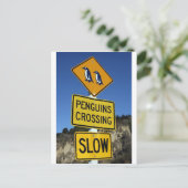 Pinguine überqueren gelbes Straßenschild Postkarte (Stehend Vorderseite)