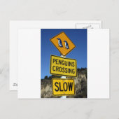 Pinguine überqueren gelbes Straßenschild Postkarte (Vorne/Hinten)