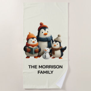 Pinguinfamilie im Winter mit Schneemann Strandtuch