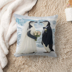 Pinguinhochzeit auf einem arktischen Gletscher Kissen
