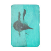 Pinguintauchen in blauem Wasser auf einer Badematt Badematte (Vorderseite Vertikal)