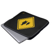 PinguinVerkehrsschild Laptopschutzhülle (Vorne Knopf)