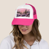 Pinien auf einem schneebedeckten Felsen in rosa So Truckerkappe (Beispiel)