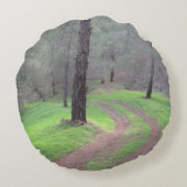Pinienwaldstraße Rundes Kissen (Rückseite)
