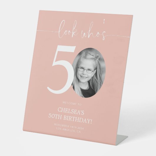 Pink 50. Geburtstag Begrüßungszeichen | Schau mal, Sockelschild (Vorderseite)