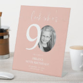 Pink 90. Geburtstag Begrüßungszeichen | Schau mal, Sockelschild (In Situ)