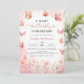 Pink A Baby Butterfly ist auf ihrem Weg Girl Dusch Einladung (Stehend Vorderseite)