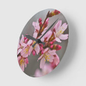 Pink Against A Gray Sky Japanese Cherry Blossoms Runde Wanduhr (Winkel)
