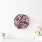 Pink Against A Gray Sky Japanese Cherry Blossoms Runde Wanduhr (Zuhause)