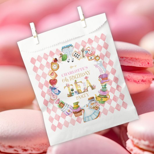 Pink Alice in Wonderland 6th Birthday   Geschenktütchen