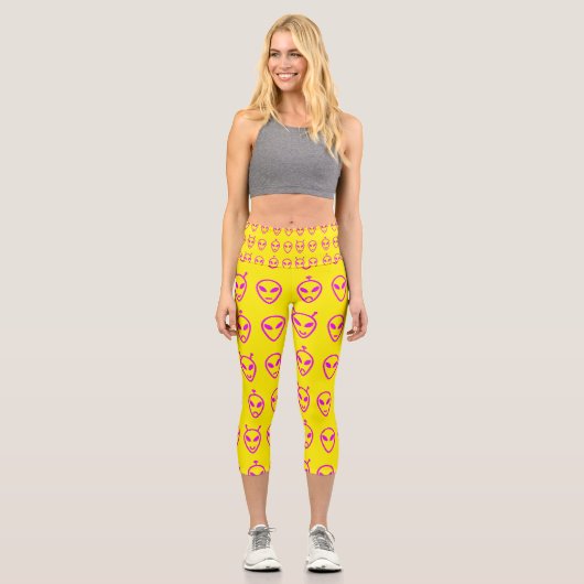 Pink Alien Faces Capri Leggings (Vorderseite)