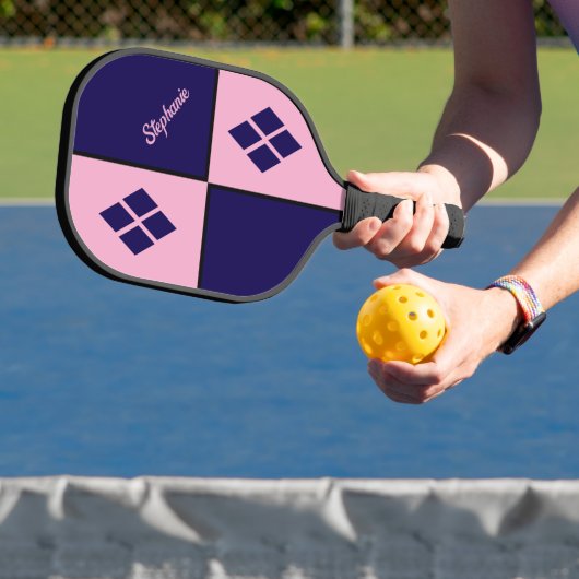 Pink and Blue Diamonds | Custom Modern Geometric Pickleball Schläger (InSitu)