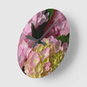 Pink and Cream Hydrangeas Runde Wanduhr (Winkel)