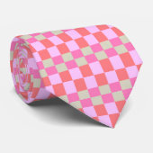 Pink and Sand Beige Retro Checkerboard Pattern Krawatte (Gerollt)