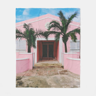 PINK AND WHITE CONCRETE HOUSE IN DER NÄHE DER GRÜN FLEECEDECKE