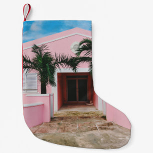 PINK AND WHITE CONCRETE HOUSE IN DER NÄHE DER GRÜN KLEINER WEIHNACHTSSTRUMPF