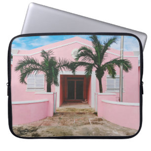 PINK AND WHITE CONCRETE HOUSE IN DER NÄHE DER GRÜN LAPTOPSCHUTZHÜLLE