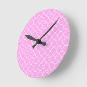 Pink And White Quatrefoil Pattern Runde Wanduhr (Winkel)