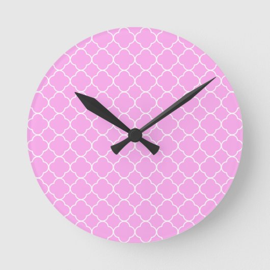 Pink And White Quatrefoil Pattern Runde Wanduhr (Vorderseite)