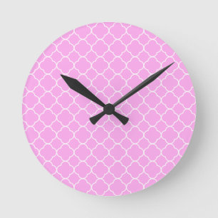 Pink And White Quatrefoil Pattern Runde Wanduhr