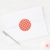 Pink and Yellow Checkerboard Runder Aufkleber (Umschlag)