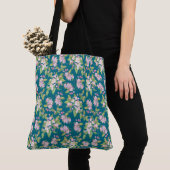 Pink Apple Blossom auf Deep Blue Background Tasche (Von Nahem)