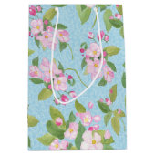Pink Apple Blossom auf Sky Blue Blätter Mittlere Geschenktüte (Vorderseite)