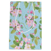 Pink Apple Blossom auf Sky Blue Blätter Mittlere Geschenktüte (Rückseite)
