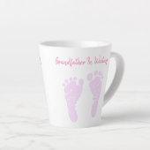 Pink Baby Footprints Großvater Ankündigung Milchtasse (Rechte Ecke)