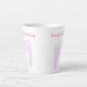 Pink Baby Footprints Großvater Ankündigung Milchtasse (Vorderseite)