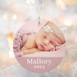 Pink Baby Girl Personalisiert Name Foto Ornament<br><div class="desc">Einfach elegantes Foto-Ornament für die erste Weihnachtszeit eines Babys kann mit einem neugeborenen Foto und Sondertext für den Vornamen personalisiert werden. Wählen Sie das gleiche Foto auf beiden Seiten oder zwei verschiedene Foto. Die rosa Hintergrundfarbe der staubigen Rose kann an Ihre Fotos angepasst werden!</div>