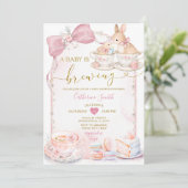 Pink Baby Is Brewing Bunny Tea Party Baby Shower Einladung (Stehend Vorderseite)