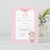 Pink Baby Sprinkle with Bow & Cute Lamb Einladung (Stehend Vorderseite)