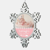 Pink Baby's First Christmas Keepake Foto Schneeflocken Zinn-Ornament (Rechts)